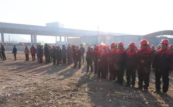 揚(yáng)鞭策馬喜圓發(fā)展夢(mèng)，萬眾一心共筑新長城